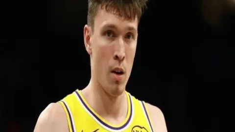 鲁能海南基地训练瞬间：马加特亲授传球技巧，戴琳练射实心球