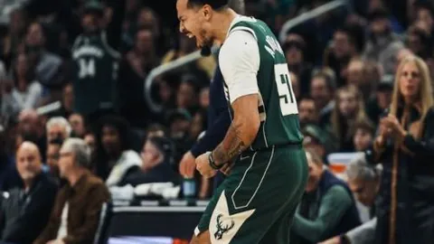 王楚钦战胜张本智和，挺进WTT重庆冠军赛决赛对决