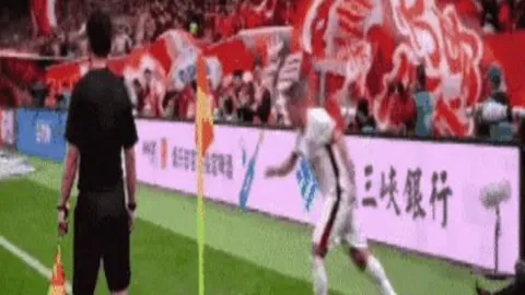 纽卡70年荣耀庆典：30万市民共庆，球迷齐聚街头树梢观战